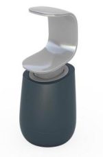 C-Pump je dávkovač tekutého mydla, ktorý hygienicky ovládate iba jednou rukou. Má elegantný tvar a vyrába sa v bielej alebo šedej farbe.